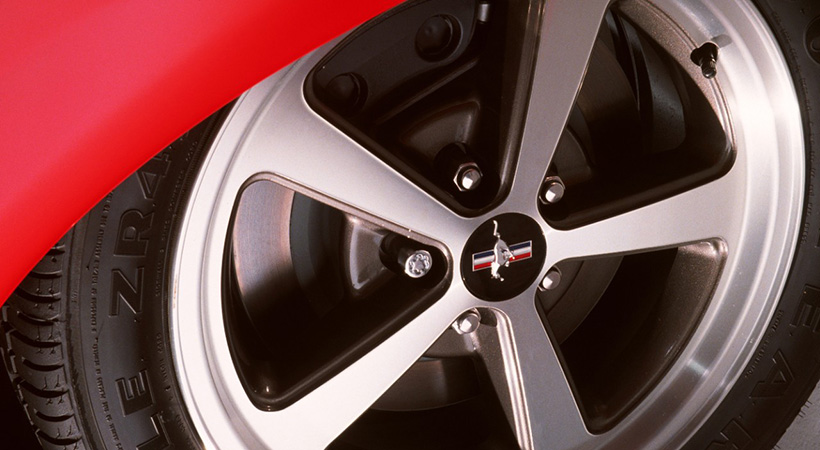 Ford Mustang Mach 1 2003.  Foto: Ford.