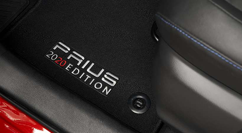 Los tapetes del Toyota Prius 2021 llevan el emblema de la edición de 20 aniversario. Foto: Toyota.