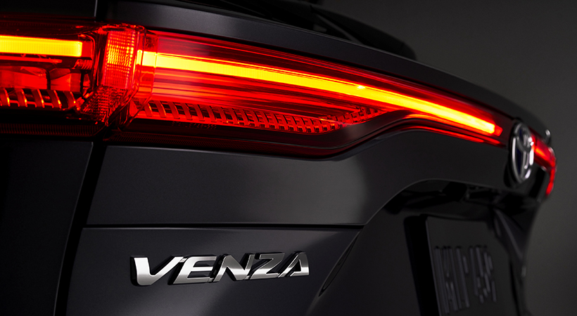 La tecnología LED permitió a los diseñadores darle una imagen más agresiva y moderna. Toyota Venza 2021. Foto: Toyota