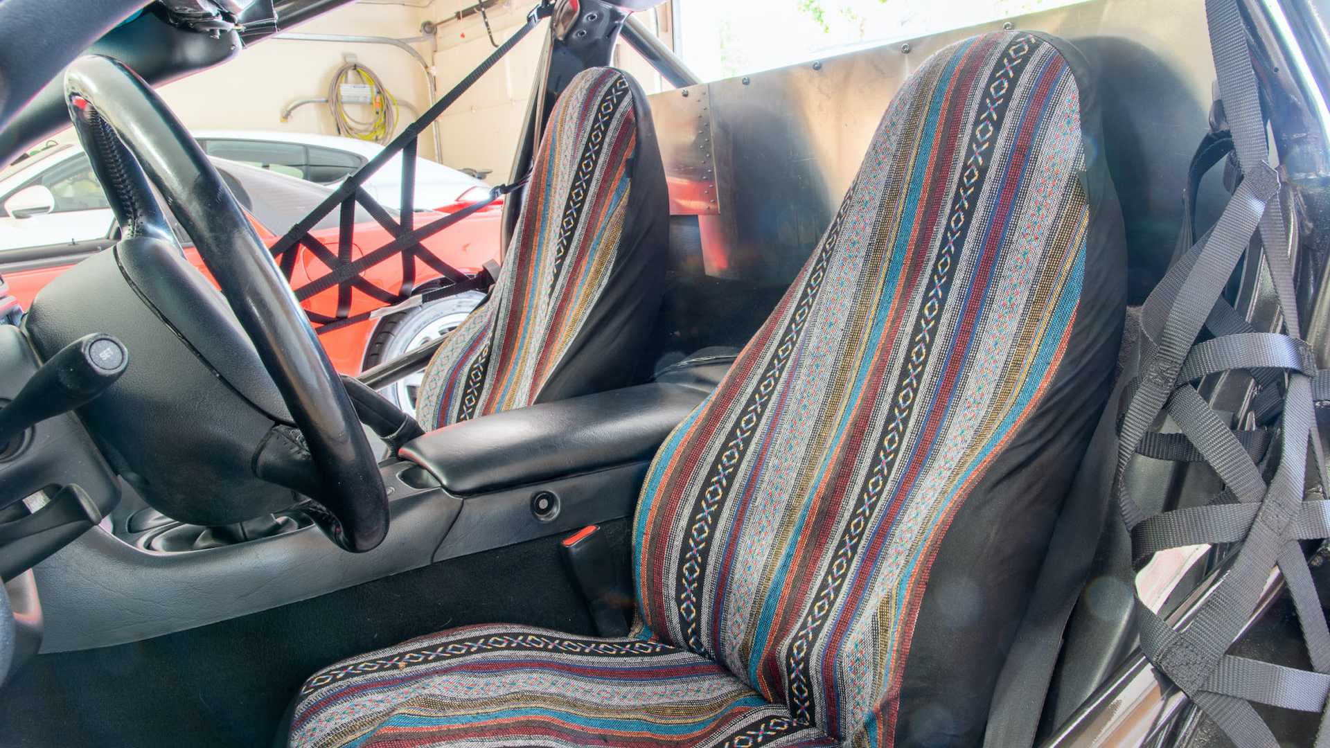 Los asientos originales recibieron una cubierta tapicería de tela tejida. Foto: Bringtrailer