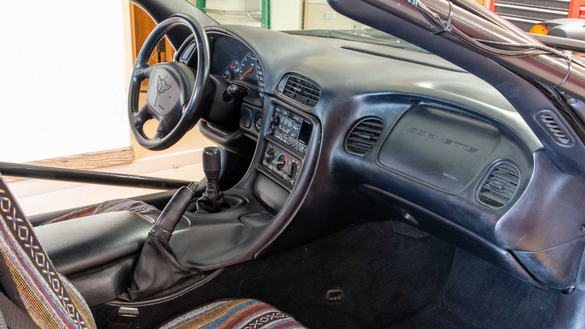 Otra vista que nos muestra que el tablero sigue siendo el original. Foto: Bringtrailer