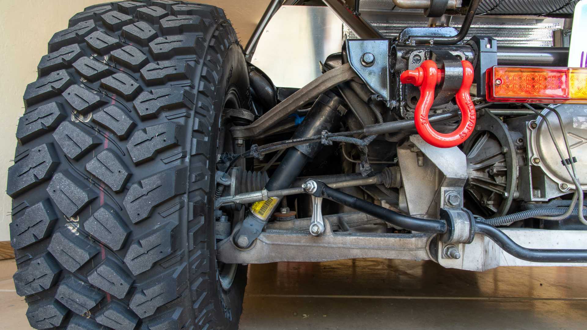 En el frente se colocó una defensa de Jeep Wrangler con todo y gancho de remolque. Foto: Bringtrailer.