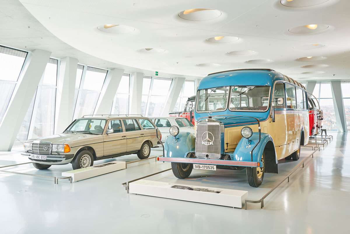 Los contrastes del Museo Mercedes-Benz te llevan desde las vagonetas, que son más populares en Europa, hasta los autobuses de transporte público Mercedes-Benz que se usan en todo el mundo. Foto Mercedes-Benz