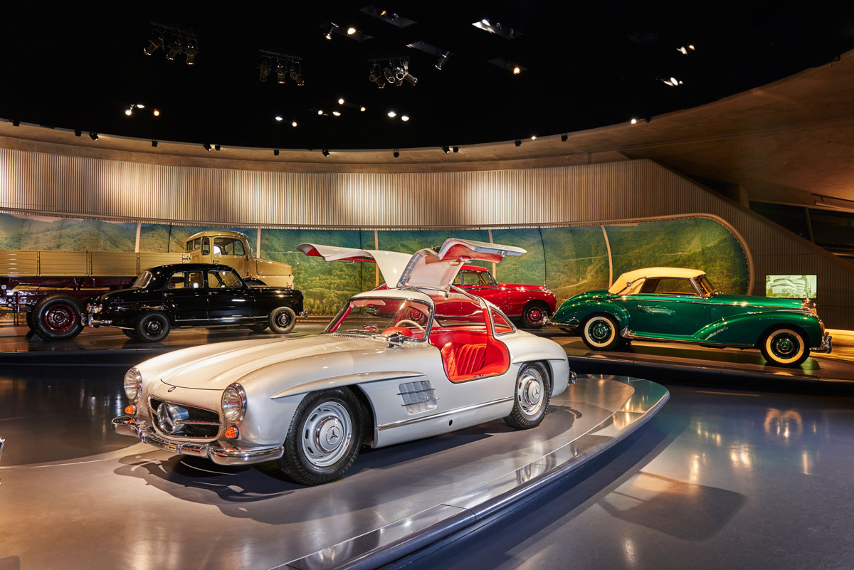 El Mercedes-Benz SL 300 fue el primer auto fabricado después de la II Guerra Mundial, cuando se levantaron las restricciones de producción. Foto Mercedes-Benz