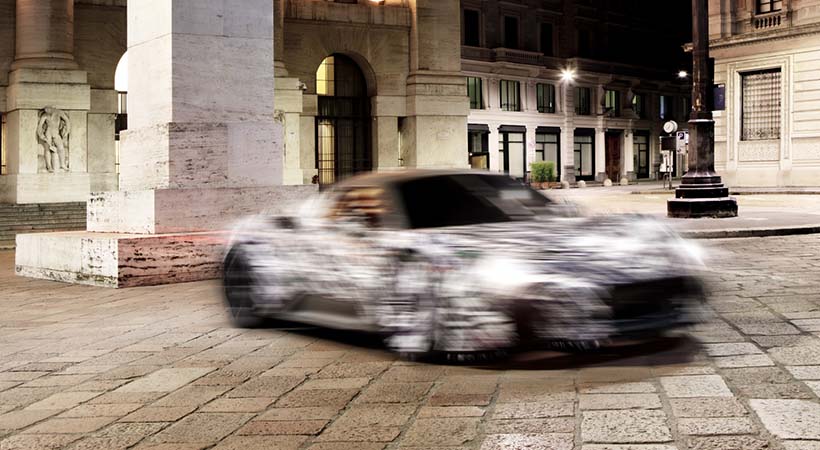 El Maserati MC20 homenaje a Sir Stirling Moss honra al piloto británico que no ha tenido celebraciones públicas debido a la pandemia del COVID19. Foto: Maserati.