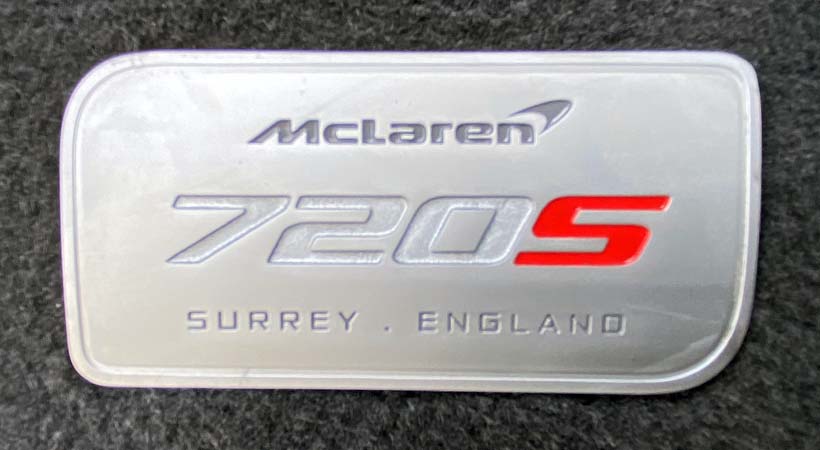 Cada McLaren 720s Spider 2020 viene con una placa personalizada de la fábrica. Foto: Javier Mota.
