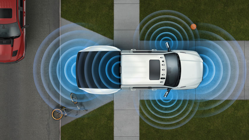 La advertencia de colisión frontal con sistema de freno activo forma parte de la s características de seguridad de esta troca. Foto: RAM