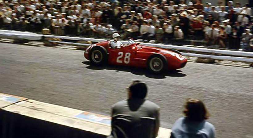 Sir Stirling Moss al volante de su Maserati de Fórmula 1 en la década de 1050. Foto: Maserati.