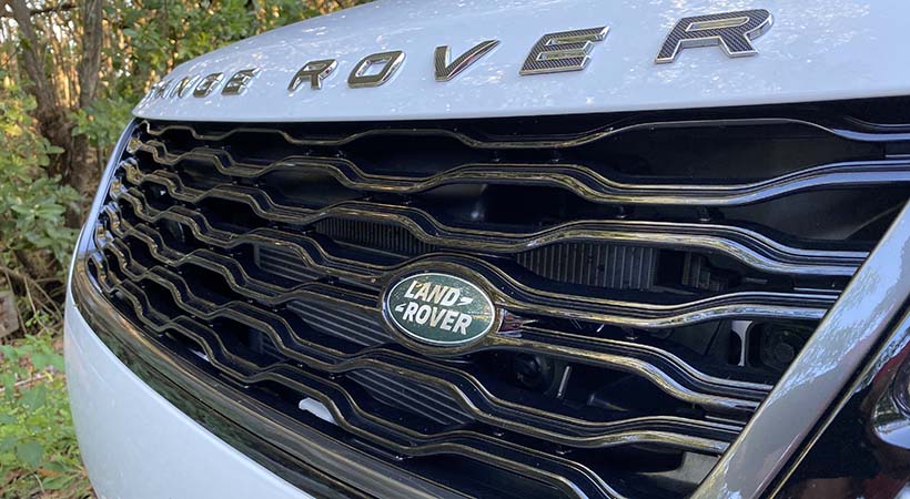 Al igual que el resto de los modelos del fabricante británico, la Range Rover Velar SVAutobiography Dynamic Edition 2020 despliega orgulloso el emblema de la marca. Foto: Javier Mota.