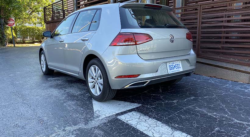 El Volkswagen Golf 2020 ofrece rendimiento de hasta 35 millas por galón en carretera Foto: Javier Mota.