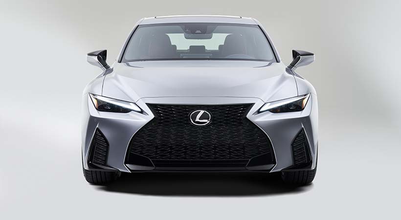 La nueva parrilla frontal es uno de los elementos más llamativos del diseño del Lexus IS 2021. Foto: Lexus.