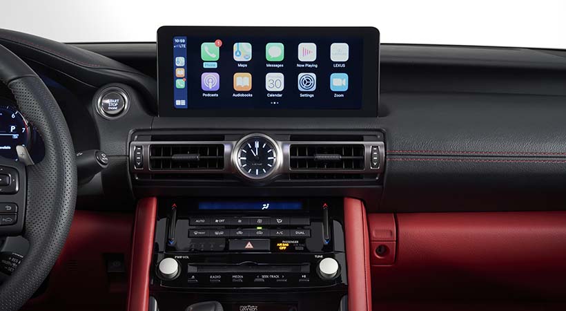 La nueva pantalla del sistema de info-entretenimiento del Lexus IS 2021 tiene operación táctil y a través de los controles en la consola centeral. Foto: Lexus.