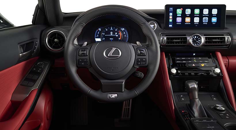 El volante deportivo del Lexus IS 2021 también está forrado en piel. Foto: Lexus.