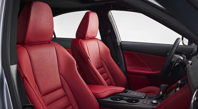 Los asientos delanteros del Lexus IS 2021 fueron diseñados para mejorar la experiencia de manejo deportivo. Foto: Lexus.