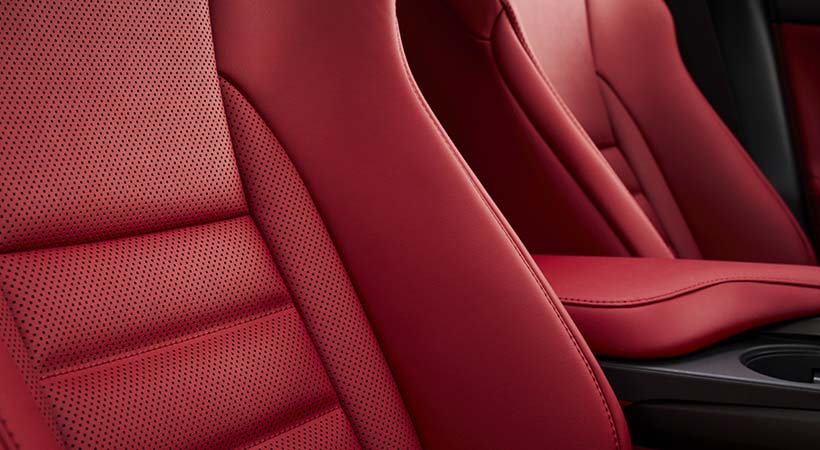 La tapicería de piel en color Circuit Red es una de las novedades del nuevo Lexus IS 2021. Foto: Lexus.