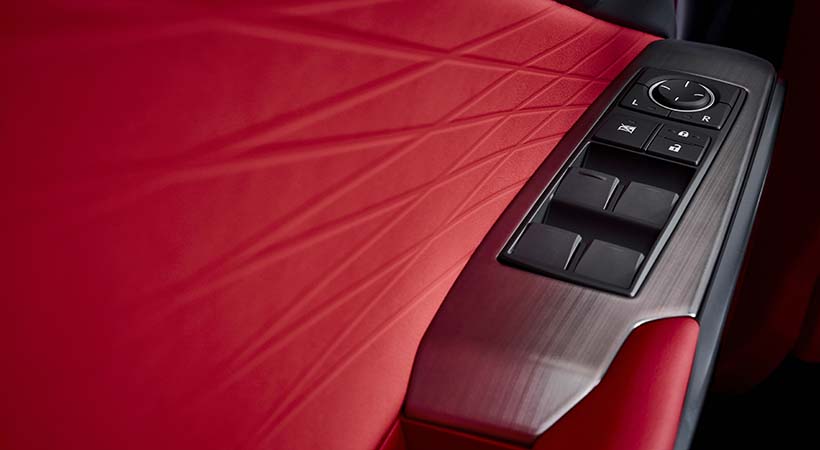 Las líneas del diseño exterior del Lexus IS 2021 se repiten en la cabina. Foto: Lexus.