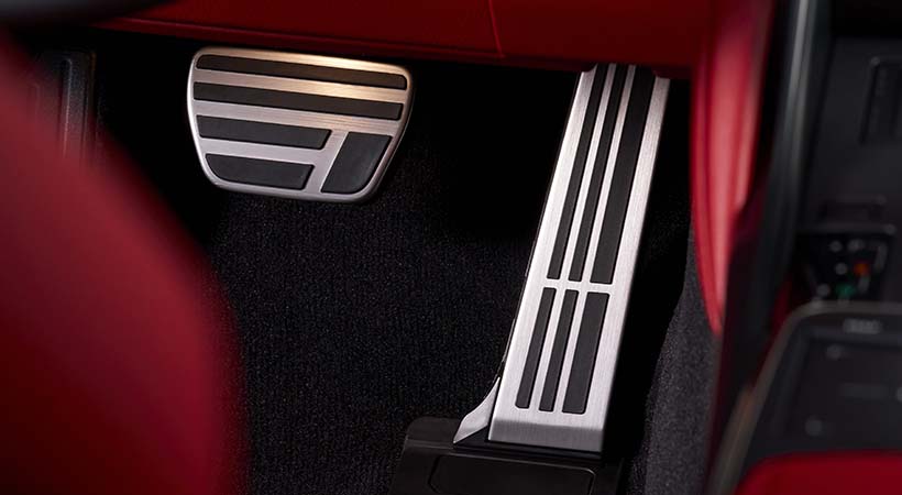 Los pedales de aluminio del Lexus IS 2021 agregan un toque deportivo a la cabina. Foto: Lexus.