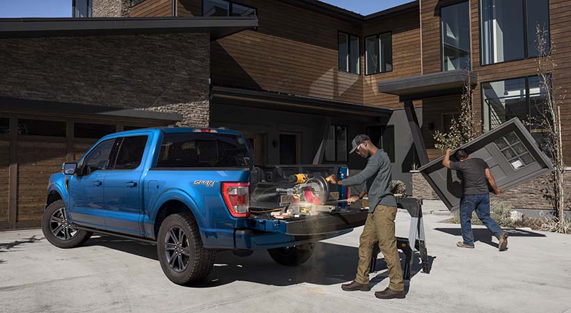 El portón de la caja de carga de la Ford F-150 2021 se convierte en una mesa de trabajo. Foto: Ford.