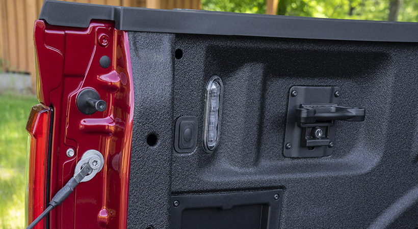 El sistema de generador de la nueva F-150 Lariat, cuenta con un inversor de 400W y toma corriente de 120V en la cama de carga. Foto:   Ford.