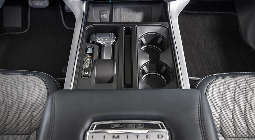 La nueva Ford F-150 tiene la opción de una palanca de cambios que se colapsa para ofrecer una superficie de trabajo plana sobre la consola central. Foto: Ford.