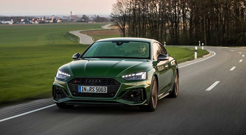 Las impresionantes entradas de aire con la estructura típica de panal, junto con la tradicional parrilla Singleframe definen la parte delantera.  Foto: Audi