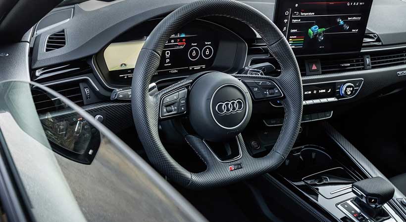 En términos de diseño, el tablero se ha trazado siguiendo líneas horizontales y apostando por la simplicidad, lo que nos libera de una abundante botonería. Foto: Audi