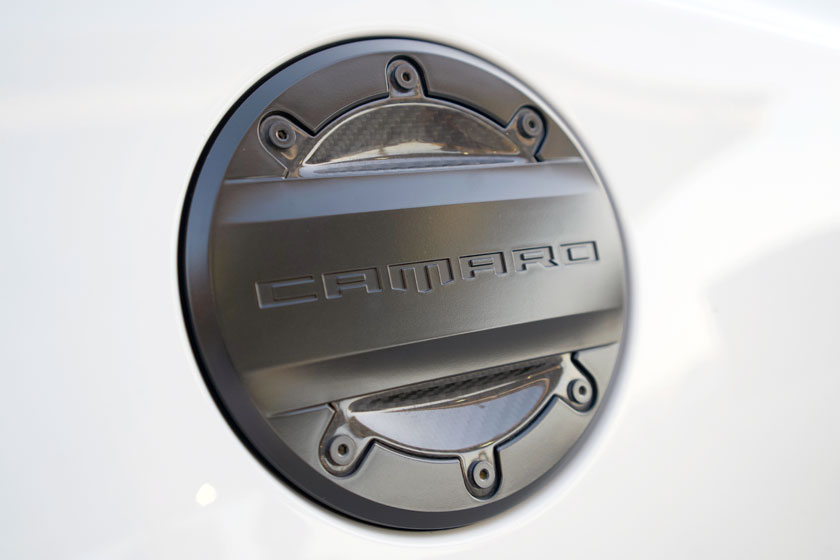 El tapón de combustible de fibra de carbono es de corte deportivo $280. Foto: Autoproyecto.