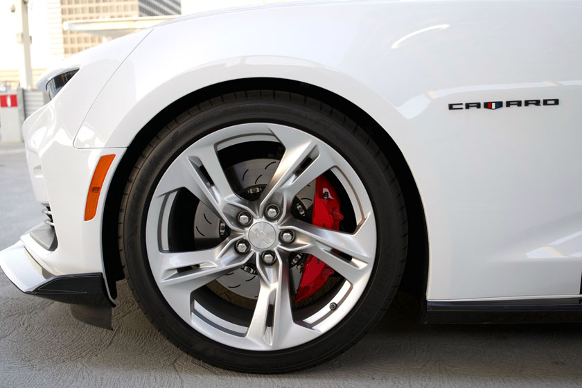 La vista lateral que se corona por los rines de 20 pulgadas con acabado cepillado, en color humo o natural. Este modelo vino equipado con una suspensión deportiva que lo hace aun mas bajo al vehículo Foto: Autoproyecto 