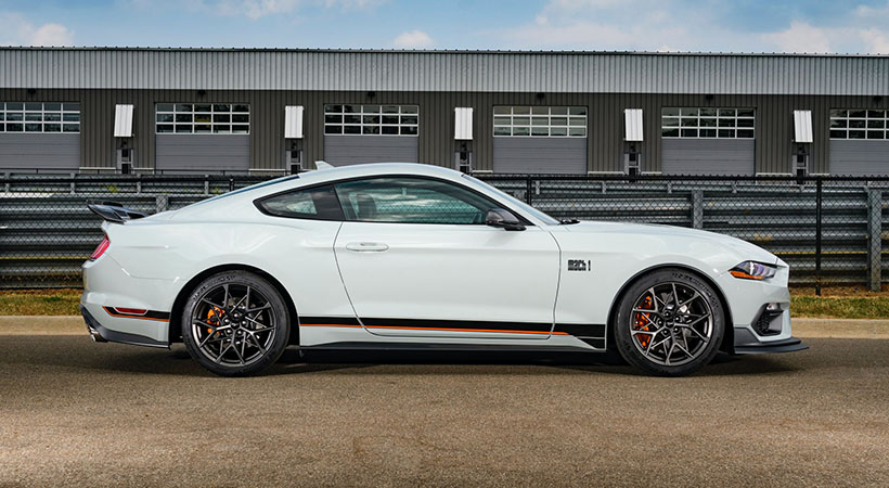 Los colores que pinta la carrocería del Ford Mustang Mach 1 2021 cuentan con extrema similitud con el modelo original de 1969. Aunque esta vez no encontrarás faros en la parrilla, pero en su lugar hay unas entradas de aire funcionales. Foto: Ford
