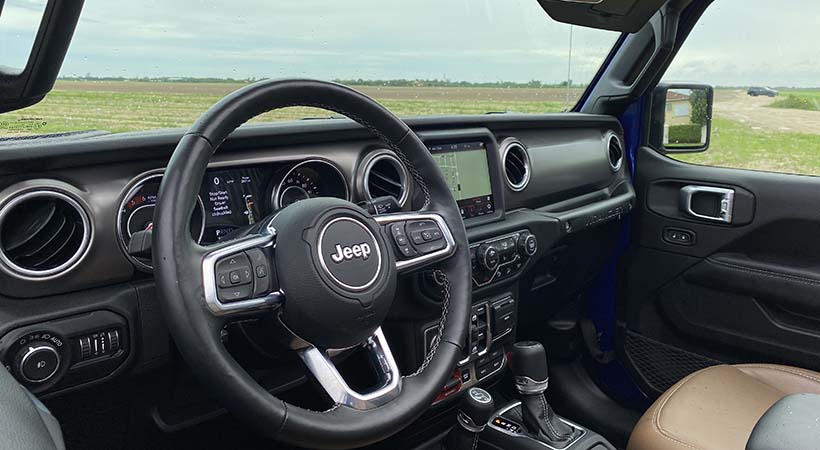 El interior de la Jeep Wrangler Unlimited Rubicon EcoDiesel 2020 combina la utilidad, el lujo y la tecnología. Javier Mota.