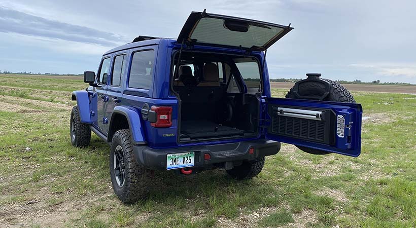 Como todos los modelos Jeep Wrangler la Unlimited Rubicon EcoDiesel 2020 lleva la rueda de repuesto montada en el portón trasero. Javier Mota.