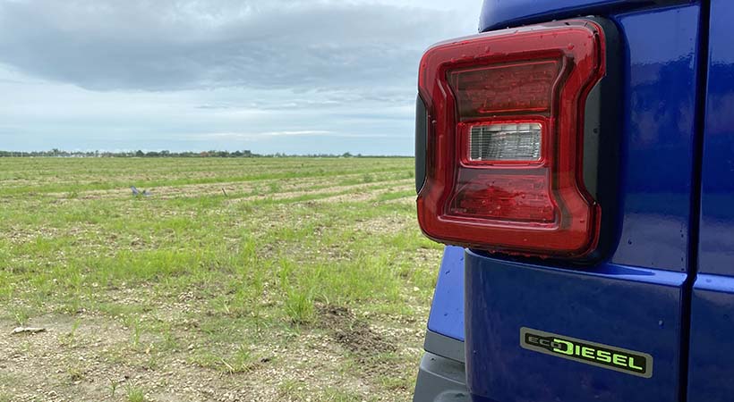 El emblema EcoDiesel identifica a la Jeep Wrangler Unlimited Rubicon 2020 en la parte trasera. Javier Mota.