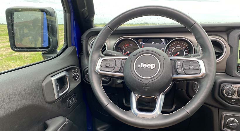 El volante multi-función del Jeep Wrangler Unlimited Rubicon EcoDiesel 2020 incluye controles ocultos para el sistema de audio. Javier Mota.