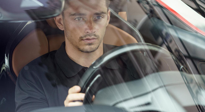 Charles Leclerc maneja el más reciente superauto de Maranello, el SF90 Stradale, por las calles de Mónaco que forman el circuito de Formula 1. Foto: Ferrari