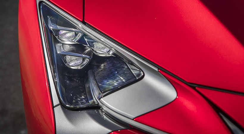 Los grupos ópticos con tecnología LED  parecen haber sido esculpidos al frente. Foto. Lexus