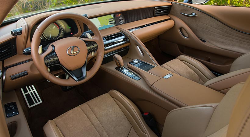 En el interior destaca la posición de manejo, enfocada en el conductor, así como la tapicería de alcántara con detalles en cuero. Foto: Lexus