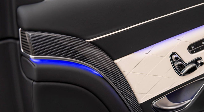 Es también dentro del auto donde éste se diferencia del resto de la gama, con vestiduras en piel Nappa color Porcelana y Negro, así como tapetes Night Edition de piel con marcos en porcelana. Foto: Daimler