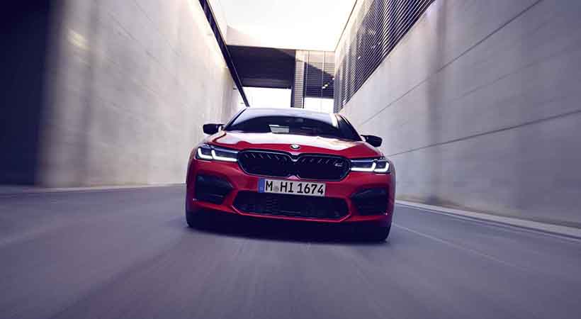 Hablando de diferencias entre ambas versiones, el M5 Competition cuenta con una suspensión mejorada con nuevos amortiguadores y resortes. Foto: BMW
