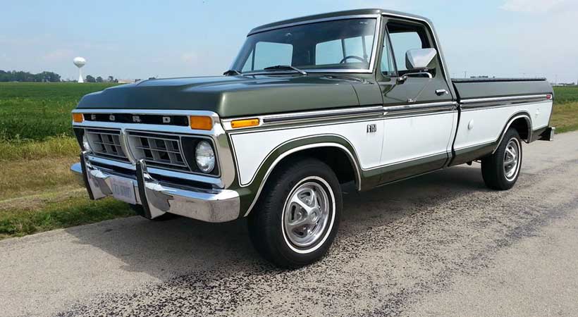 Fue en 1975 la primera vez que América escuchó el nombre F-150, una camioneta nacida en la sexta generación de la familia F Series, como un modelo que se insertaba entre el ya conocido F-100 y la camioneta de trabajo pesado F-250. Foto: Wikipedia