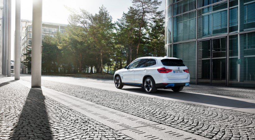 La iX3 cuenta con un sistema eDrive de quinta generación, consolidado por un tren motriz que incluye un paquete de baterías de 80 kWh y un motor eléctrico con 282 caballos de fuerza y 295 libras/pie de torsión. Foto: BMW