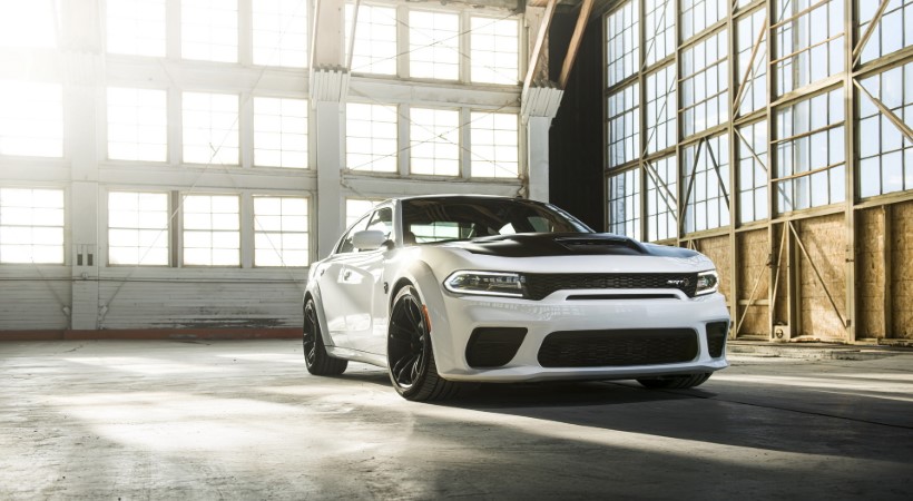 El Dodge Charger SRT Hellcat Redeye 2021 se distingue por la carrocería ancha y las entradas de aire funcionales en el cofre. Foto: Dodge