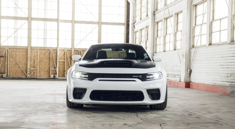 El auto recorre el cuarto de milla en 10.6 segundos a 129 millas por hora (207 kilómetros por hora), y acelera a 60 mph (96 km/h) en los medios tres segundos. Foto: Dodge