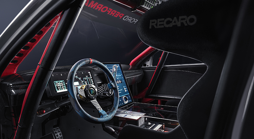 Todos los controles del Ford Mustang Mach-E 1400 están enfocados en el conductor. Foto: Ford.