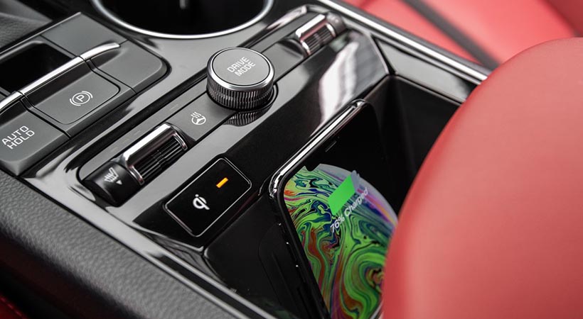 De serie el nuevo Kia K5 2021 incluirá carga inalámbrica para smartphone. Foto: Kia