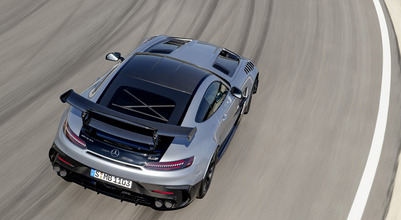 El techo es de construcción ligera en fibra de carbono traslúcido, rebajado del centro al portón trasero  Foto: Mercedes-AMG.