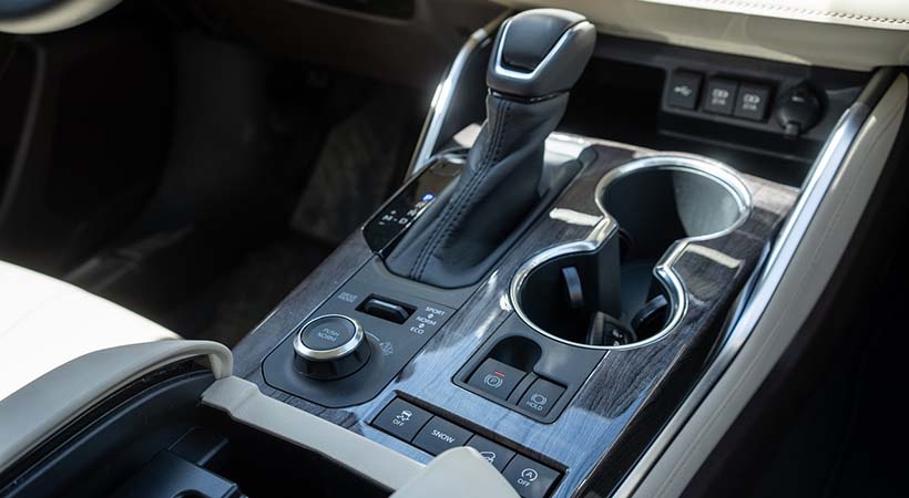 Las características del Toyota Highlander Platinum 2020 incluyen cargador inalámbrico para móviles. Foto: Nicholas Colt.