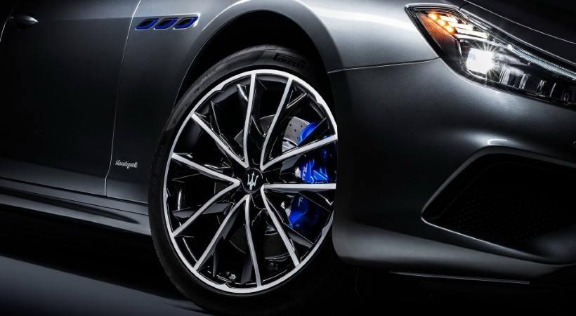 Los terminados azules acentúan el propósito ecológico del auto y son encontrados en piezas como los calipers. Foto: Maserati