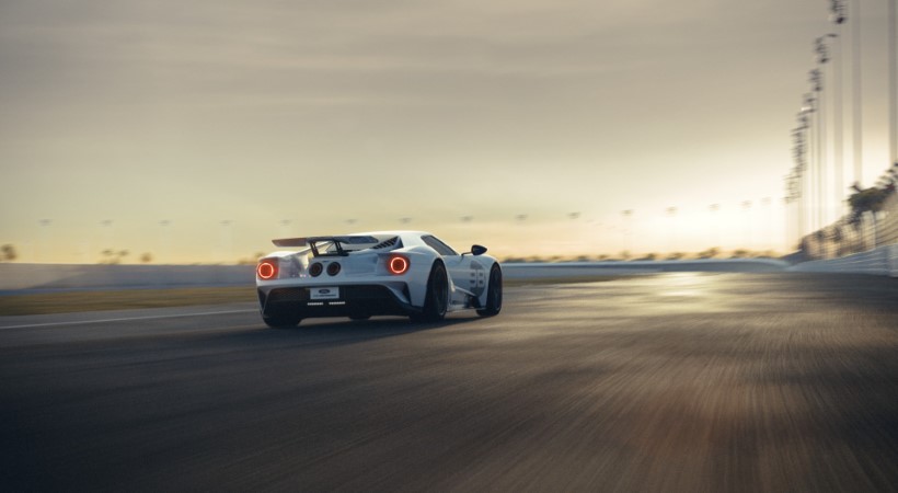 El Ford GT Heritage Edition se mantiene sin cambios, equipando un motor V6 EcoBoost de 3.5 litros y doble turbo que produce 660 caballos de fuerza y 550 libras/pie de torsión. Foto: Ford