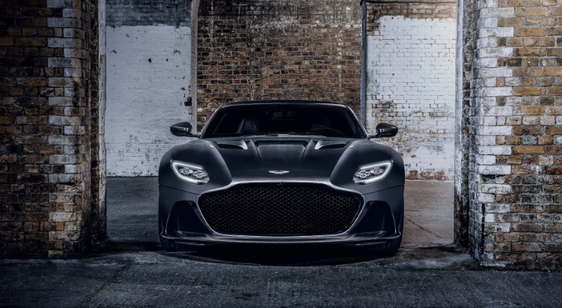 El DBS Superleggera cuenta con una carrocería color Ceramic Gray con techo, espejos retrovisores, splitter, difusor, y alerón trasero en fibra de carbono. Foto: Aston Martin