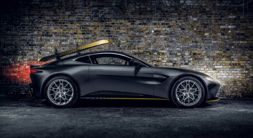 Los detalles del Vantage incluyen la parrilla frontal estilo retro con contorno cromado además del terminado amarillo contrastante en la carrocería que resalta sobre el color de pintura Cumberland Gray. Foto: Aston Martin.